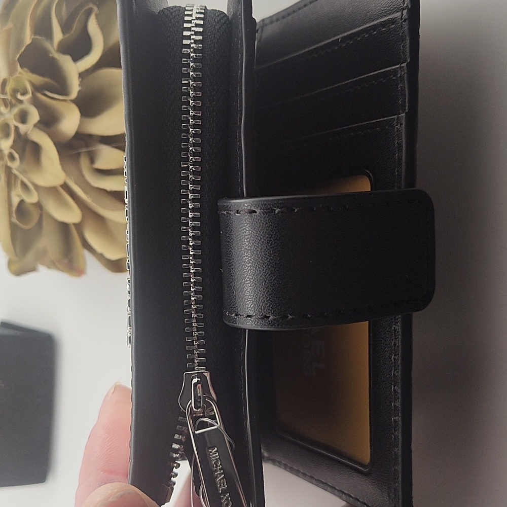 NWT Michael Kors Black and White Floral Wallet - Picture 5 of 7